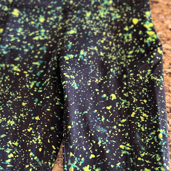 Lululemon leggings- worn 1X - new condition- tag intact- side pockets - Picture 3 of 5